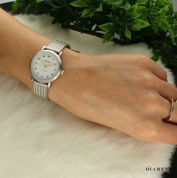 Zegarek damski na bransolecie bizuteryjnej Bruno Calvani BC3193 SILVER. Tarcza zegarka okrągła w kolorze białym z wyraźnymi cyframi czarnymi, wskazówki w kolorze złotym. Dodatkowym atutem zegarka jest wyraźne logo (1).jpg